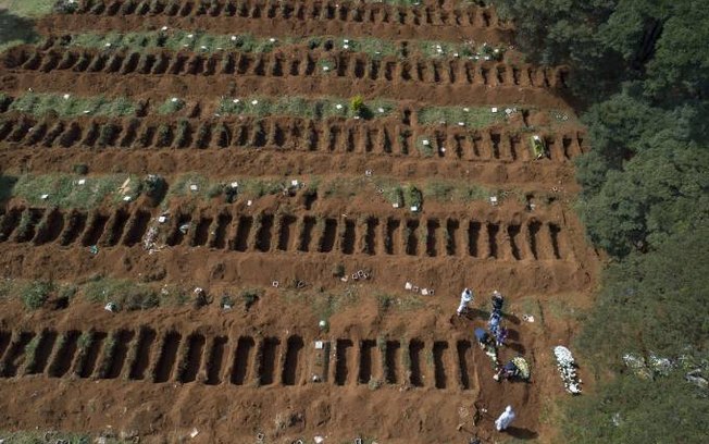 Fotografia aérea mostra centenas de covas abertas em cemitério de São Paulo