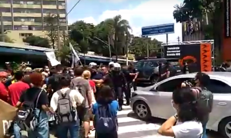 Em fotografia, estudantes protestam em frente ao Consórcio do Grande ABC, enquanto são empurrados pela guarda civil municipal que garante a saída dos prefeitos