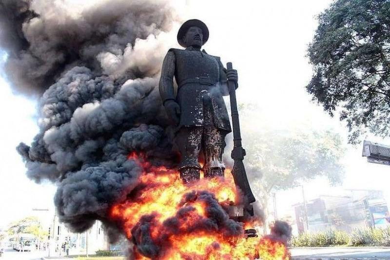 Fotografia da estátua de Borba Gato, em chamas