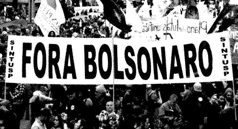 Fotografia mostra uma grande faixa do SINTUSP em uma manifestação na qual está escrito Fora Bolsonaro
