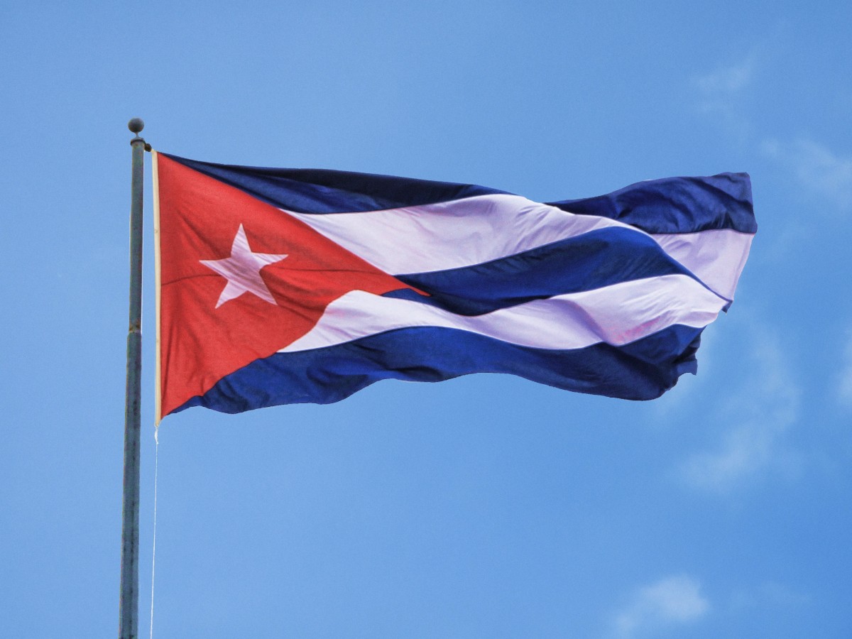 Bandeira cubana tremula ao vento.