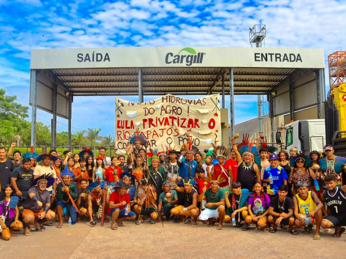 Fotografia de indígenas em protesto em frente a empresa Cargill.